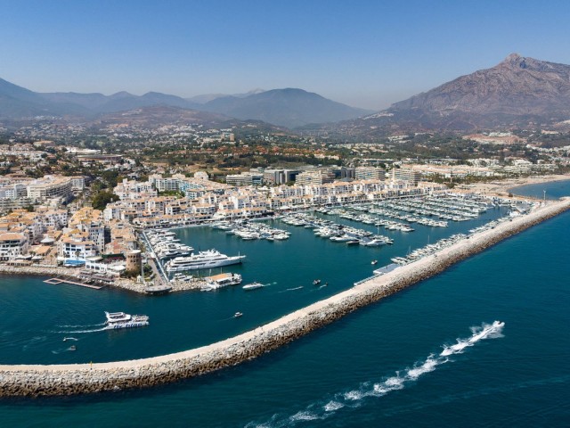 2 Bedrooms Apartment in Puerto Banús