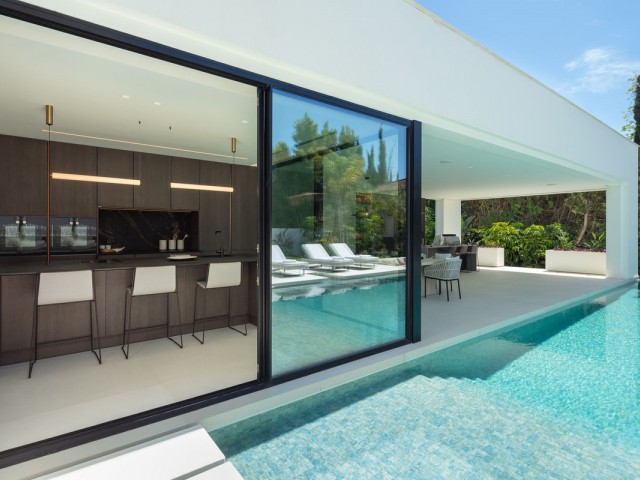 5 Bedrooms Villa in Marbella