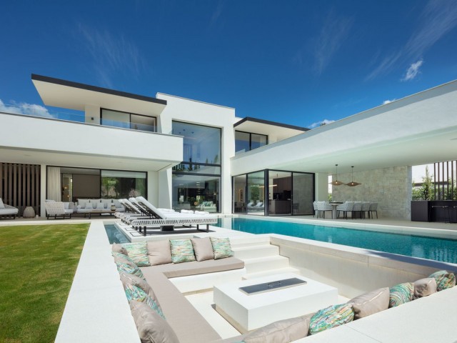 5 Bedrooms Villa in Marbella