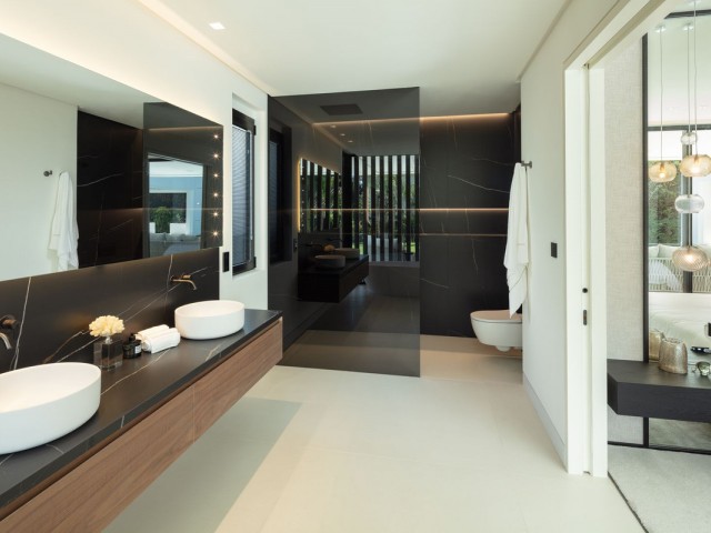 5 Bedrooms Villa in Marbella