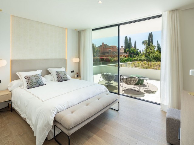 5 Bedrooms Villa in Marbella