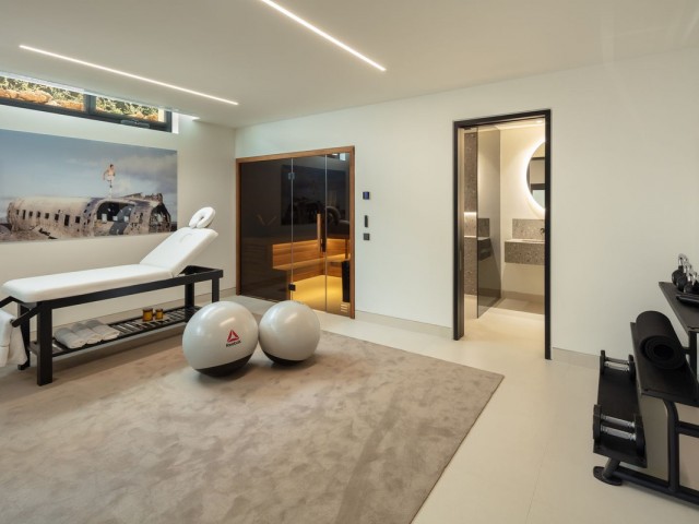 5 Bedrooms Villa in Marbella