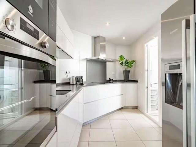 Apartamento con 3 Dormitorios  en Nueva Andalucía