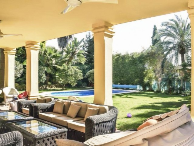 Villa avec 5 Chambres  à Nueva Andalucía