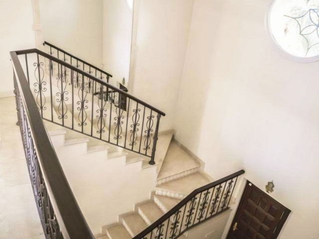 Villa avec 5 Chambres  à Nueva Andalucía