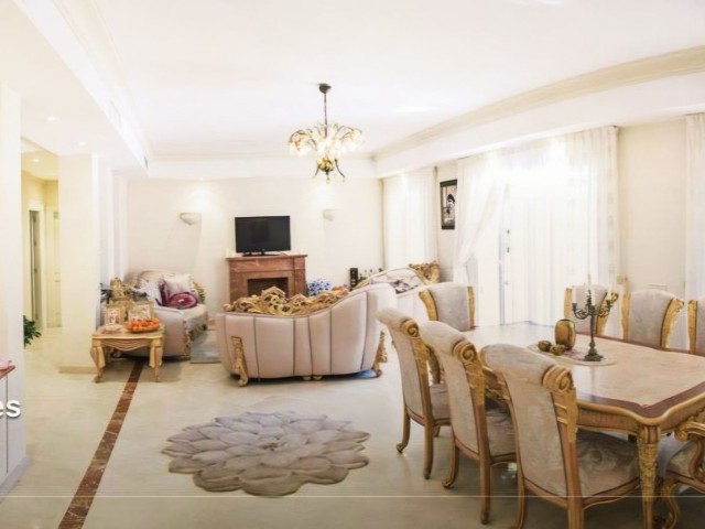 Villa avec 5 Chambres  à Nueva Andalucía