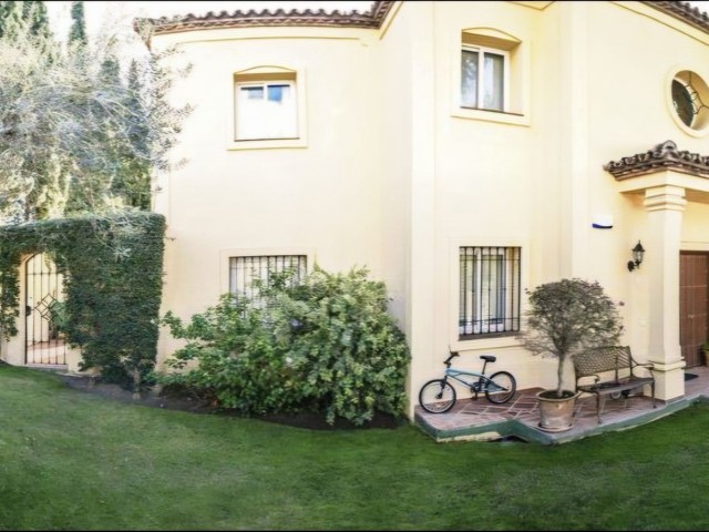 Villa avec 5 Chambres  à Nueva Andalucía