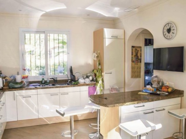 Villa avec 5 Chambres  à Nueva Andalucía
