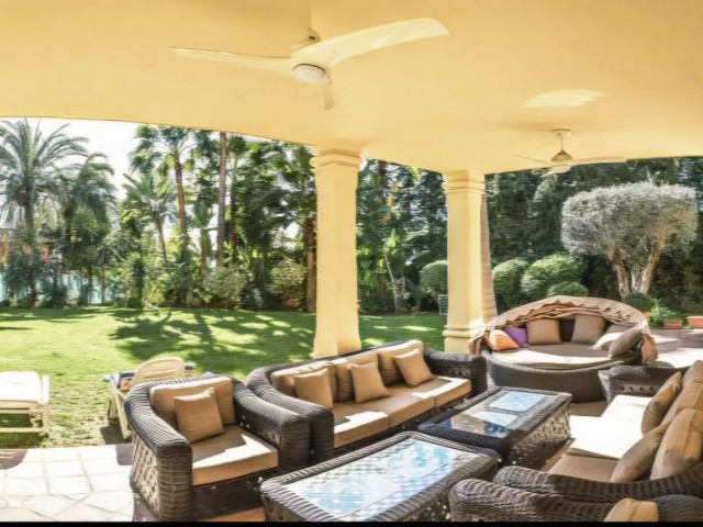 Villa avec 5 Chambres  à Nueva Andalucía