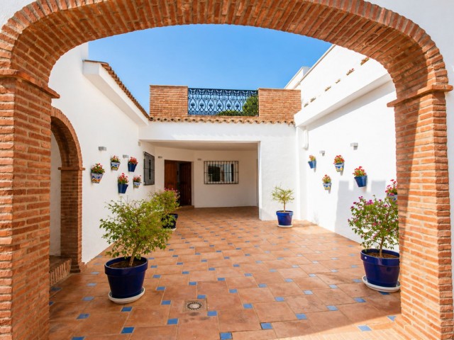 5 Bedrooms Villa in Estepona