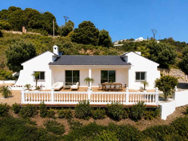 5 Bedrooms Villa in Estepona