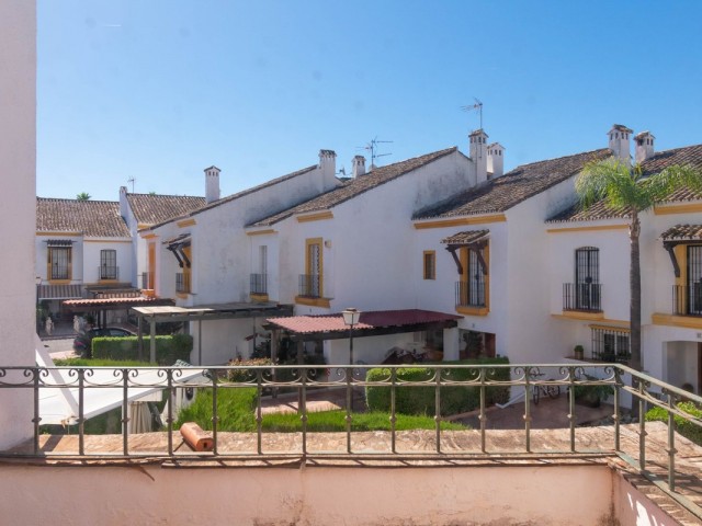 3 Bedrooms Townhouse in Estepona