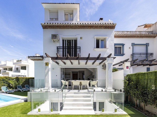 5 Bedrooms Townhouse in Estepona