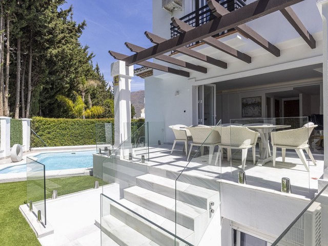 5 Bedrooms Townhouse in Estepona