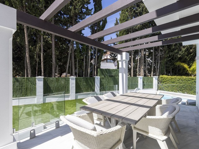 5 Bedrooms Townhouse in Estepona