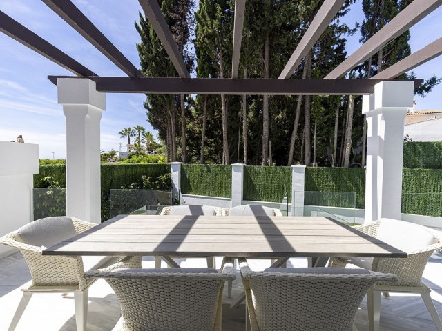 5 Bedrooms Townhouse in Estepona