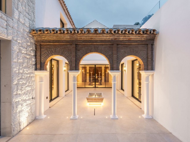 Villa con 5 Dormitorios  en Las Brisas