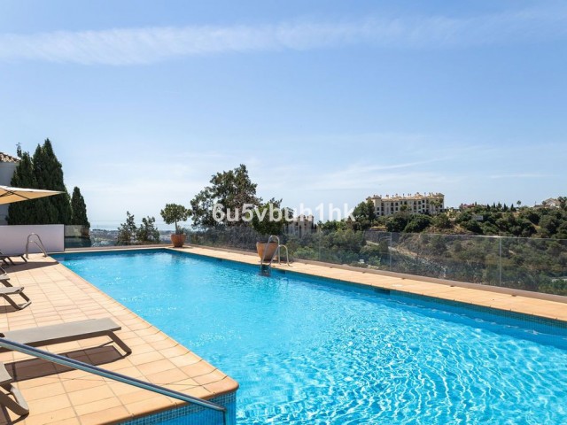 2 Bedrooms Apartment in Benahavís