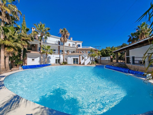 Villa avec 9 Chambres  à Benalmadena