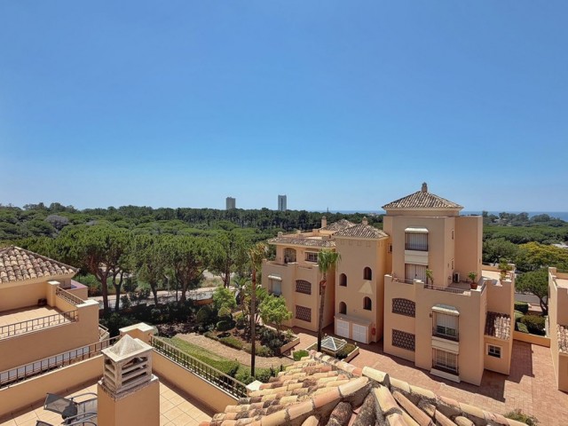 4 Bedrooms Apartment in Elviria