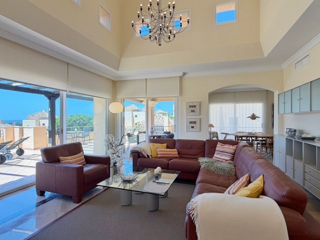 4 Bedrooms Apartment in Elviria