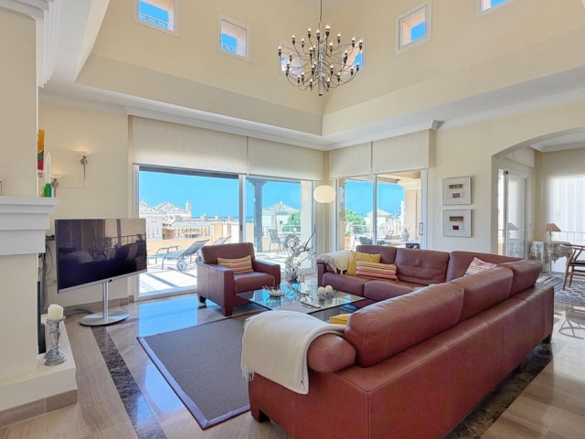 4 Bedrooms Apartment in Elviria