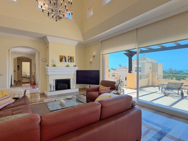 4 Bedrooms Apartment in Elviria