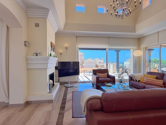 4 Bedrooms Apartment in Elviria