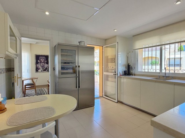 4 Bedrooms Apartment in Elviria
