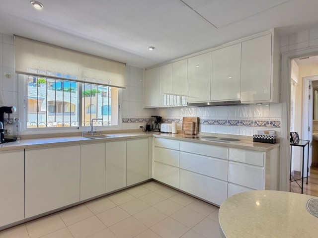 4 Bedrooms Apartment in Elviria
