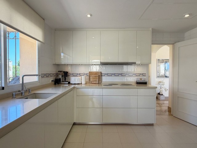 4 Bedrooms Apartment in Elviria