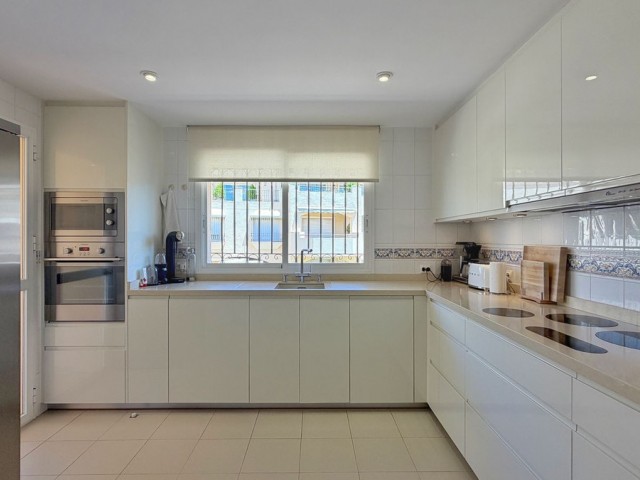 4 Bedrooms Apartment in Elviria