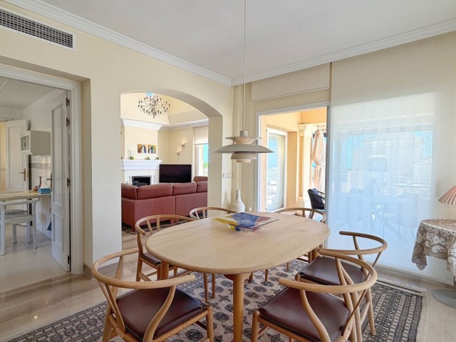 4 Bedrooms Apartment in Elviria
