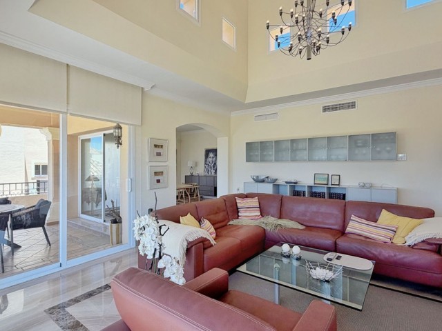 4 Bedrooms Apartment in Elviria