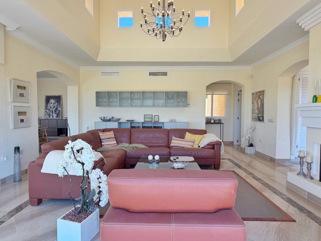 4 Bedrooms Apartment in Elviria