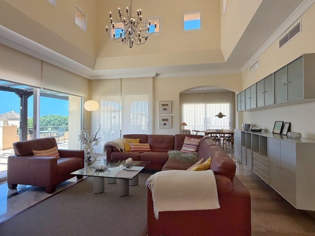 4 Bedrooms Apartment in Elviria