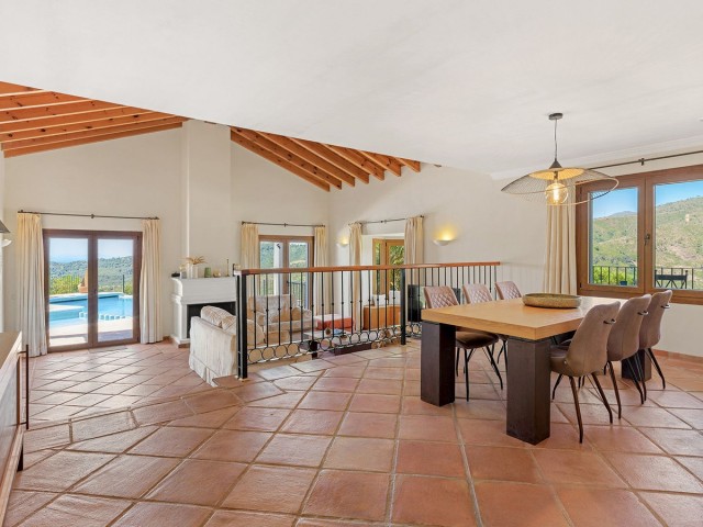 5 Bedrooms Villa in Benahavís