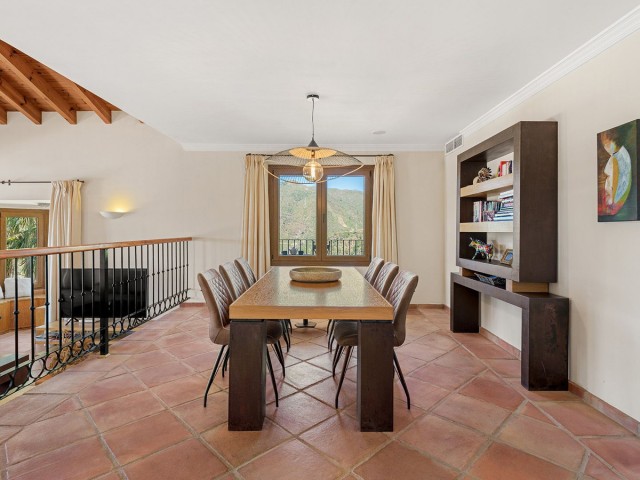 5 Bedrooms Villa in Benahavís