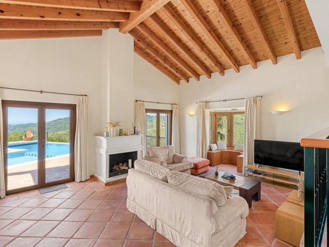 5 Bedrooms Villa in Benahavís