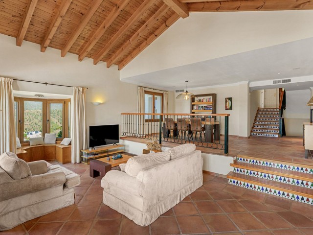 5 Bedrooms Villa in Benahavís