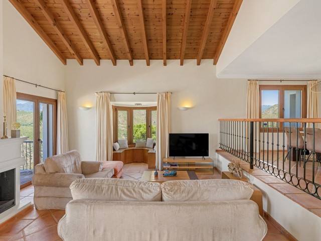 5 Bedrooms Villa in Benahavís