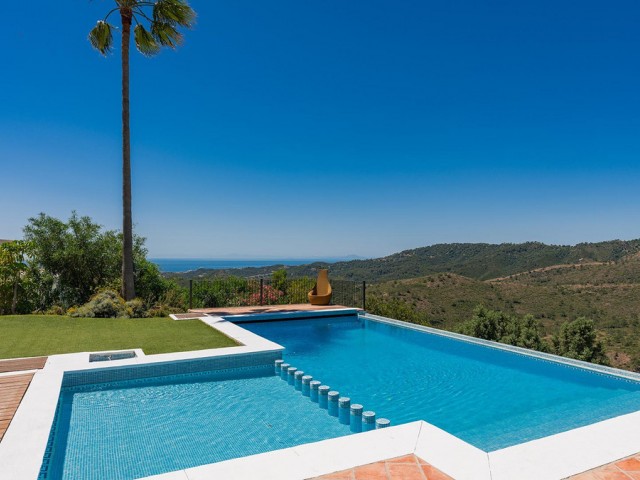 5 Bedrooms Villa in Benahavís