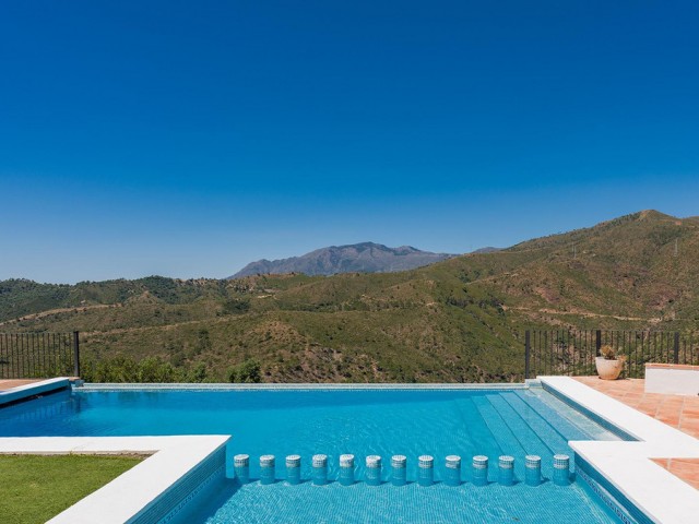 5 Bedrooms Villa in Benahavís