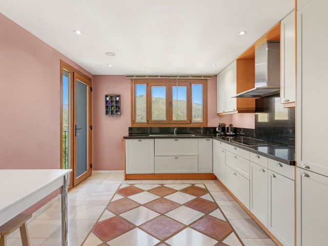 5 Bedrooms Villa in Benahavís