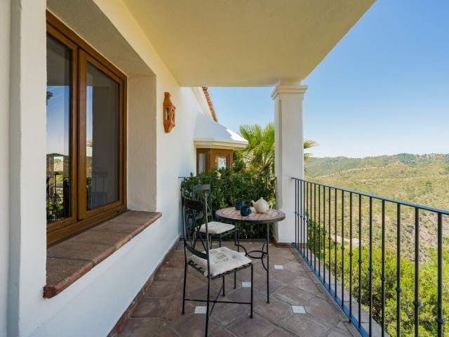 5 Bedrooms Villa in Benahavís