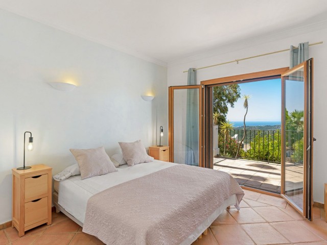 5 Bedrooms Villa in Benahavís