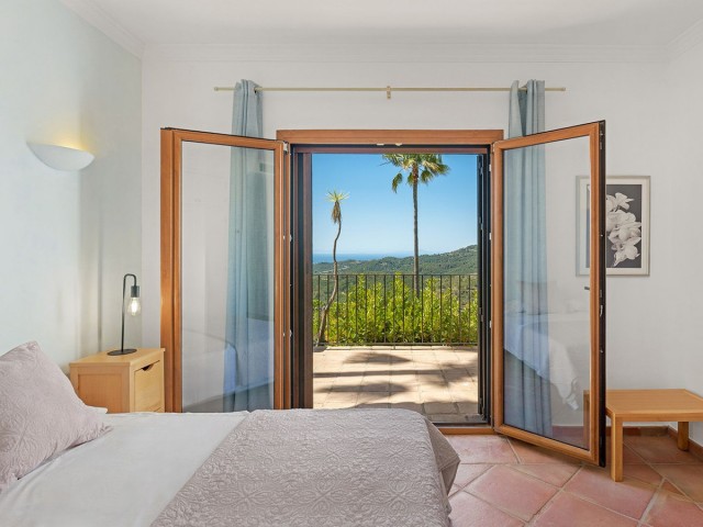 5 Bedrooms Villa in Benahavís