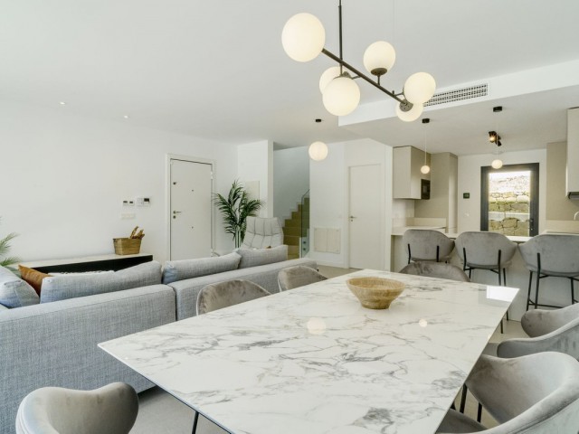 Maison mitoyenne avec 3 Chambres  à Estepona