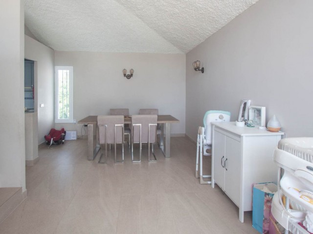 Maison mitoyenne avec 3 Chambres  à Estepona