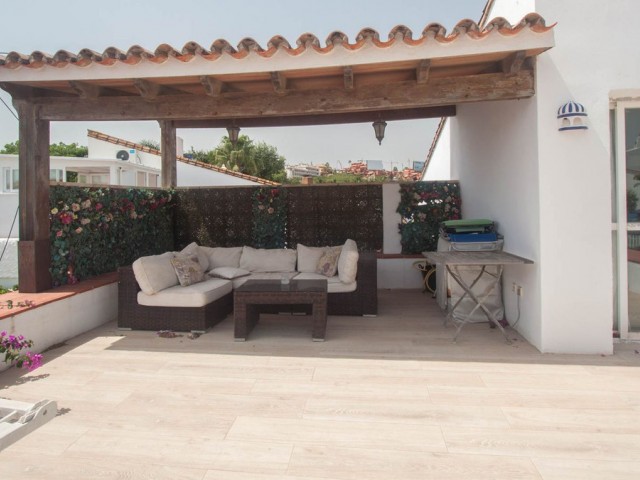 Maison mitoyenne avec 3 Chambres  à Estepona